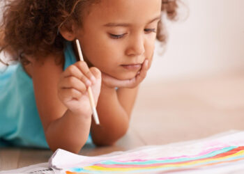 Criança desenhando
Foto: Freepik