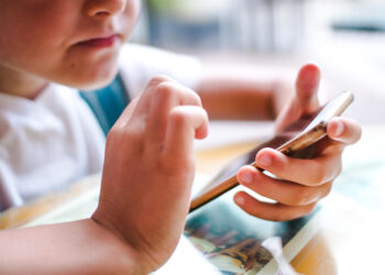 Criança jogando no celular
Foto: Freepik