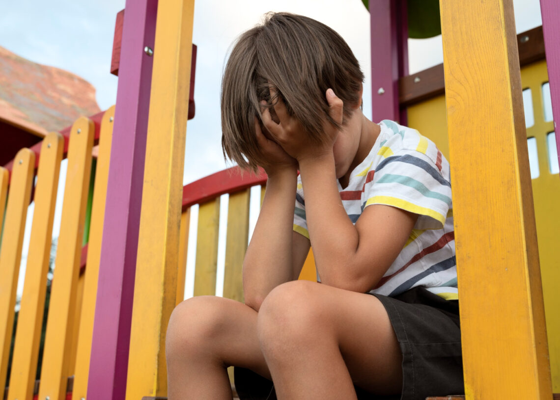 Criança sozinha em playground
Foto: Freepik