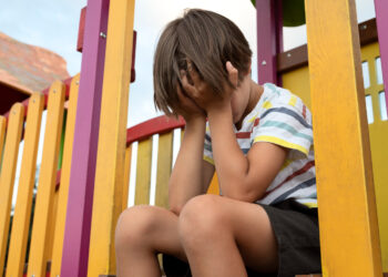 Criança sozinha em playground
Foto: Freepik