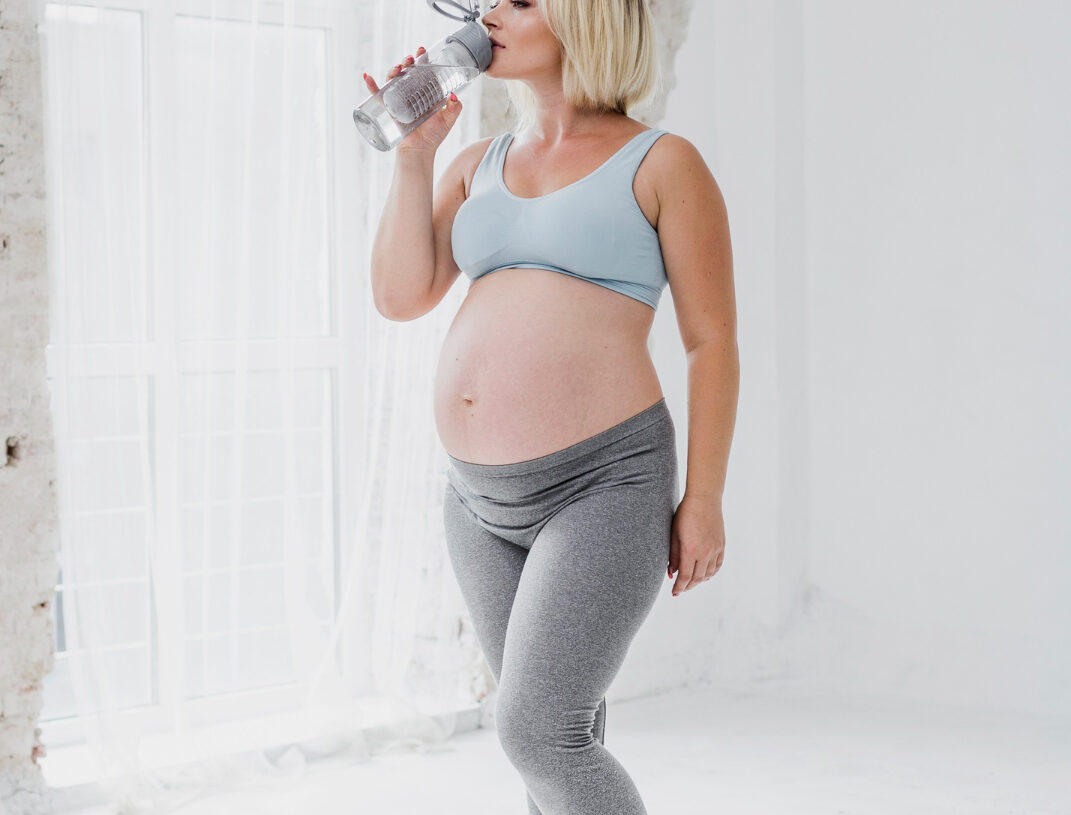 Hidratar-se e fazer atividade física ajudam a amenizar o inchaço