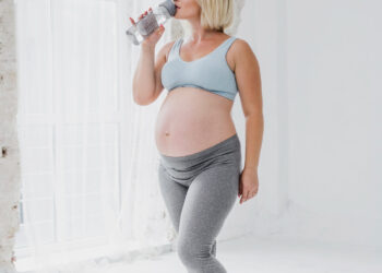 Hidratar-se e fazer atividade física ajudam a amenizar o inchaço