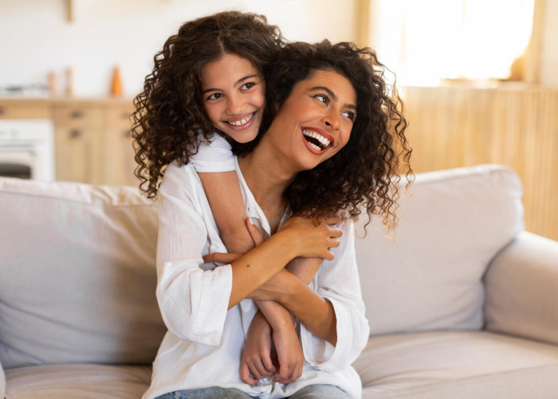 Enquanto a filha vive a primeira menstruação,  a mãe começa a perceber os sinais da perimenopausa
Foto: Freepik