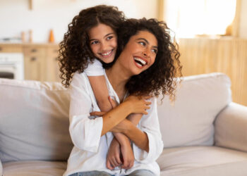 Enquanto a filha vive a primeira menstruação,  a mãe começa a perceber os sinais da perimenopausa
Foto: Freepik