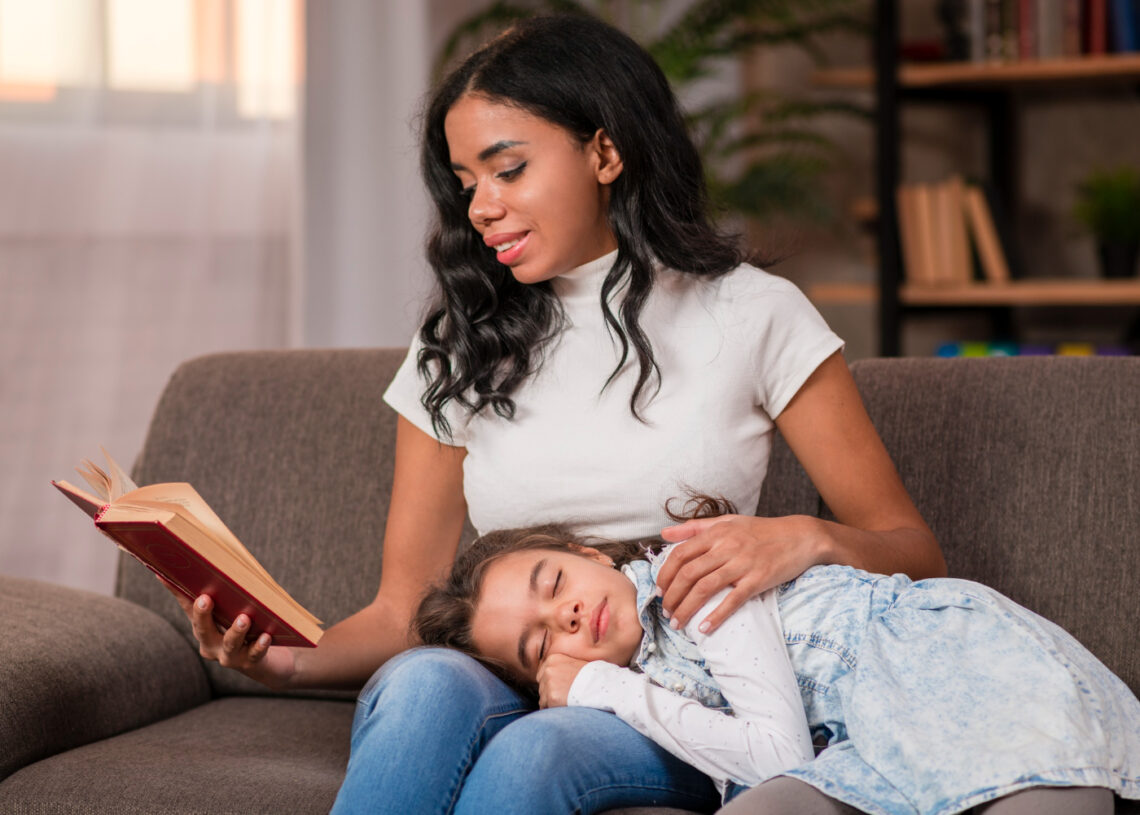 Leia um livro para o seu filho antes de ele dormir
Foto: Freepik