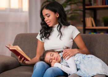 Leia um livro para o seu filho antes de ele dormir
Foto: Freepik