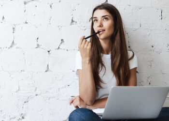 O Ensino Médio é um período marcado por pressão acadêmica, decisões importantes, mudanças emocionais e pela transição para a vida adulta
Foto: Freepik