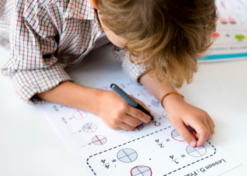 Pesquisa indica que o desafio matemático está na forma como o cérebro processa e aprende com o erro
Foto: Freepik