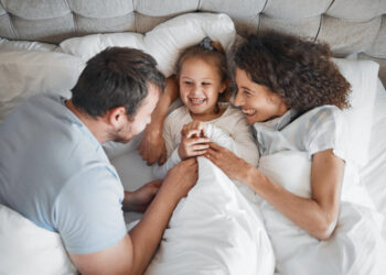 Na maioria das vezes, o pedido para dormir junto não indica um problema
Foto: Freepik