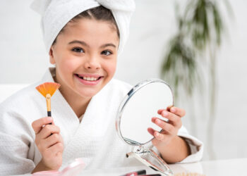 Criança na frente do espelho
Foto: Freepik