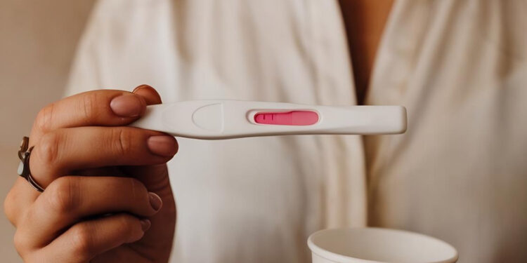 Mulher com teste de gravidez?
Fonte: Freepik