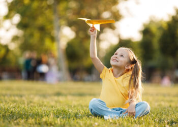 Criança brincando na natureza
Foto: Freepik