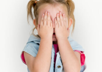 Criança tímida
Foto: Freepik