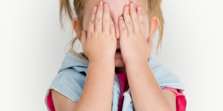 Criança tímida
Foto: Freepik