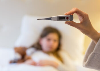 Criança com febre
Foto: Freepik