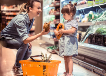 Criança escolhendo fruta no supermercado
Foto: Freepik