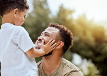 Pequenos gestos cotidianos do pai, como escutar e acolher, têm um efeito cumulativo e transformador na vida da criança
Foto: Freepik