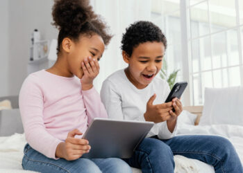 Crianças no celular
Foto: Magnific