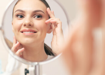 Maquiagem em bastão facilita a vida
Foto: Freepik