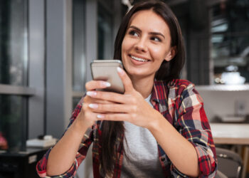 Mulher com celular
Fonte: Magnific