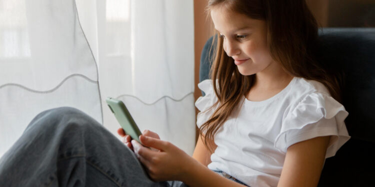 Menina verificando celular
Foto: Freepik