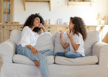 Quando você consegue abordar o tema com naturalidade e de forma gradual, você ajuda a criança a desenvolver senso crítico
Foto: Freepik