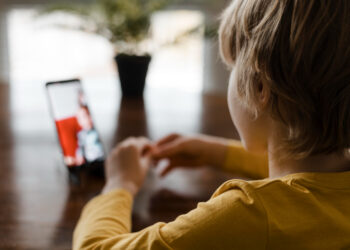 Criança no celular
Foto: Freepik