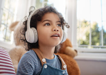 Criança com fone de ouvido
Foto: Freepik