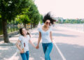 Mãe e filha caminhando ao ar livre
Foto: Freepik
