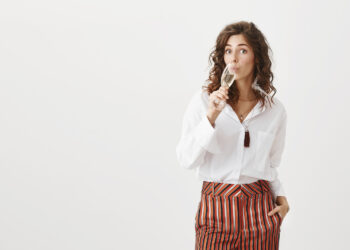 O comportamento dos pais tem impacto direto no consumo de álcool entre os jovens
Foto: Freepik