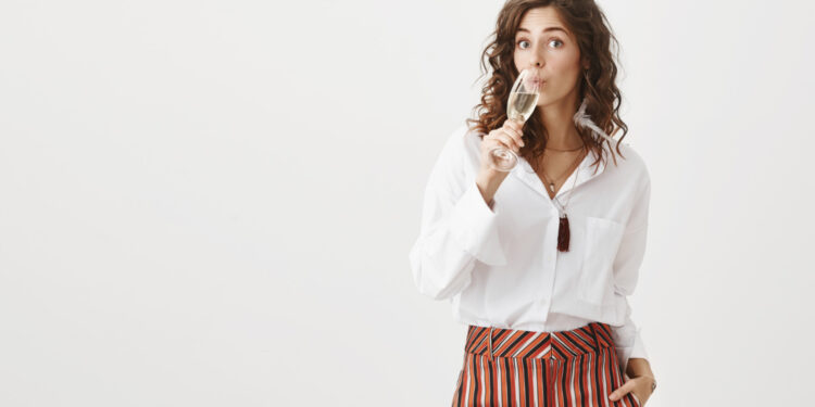 O comportamento dos pais tem impacto direto no consumo de álcool entre os jovens
Foto: Freepik