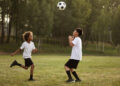 Crianças jogando futebol
Foto: Magnific