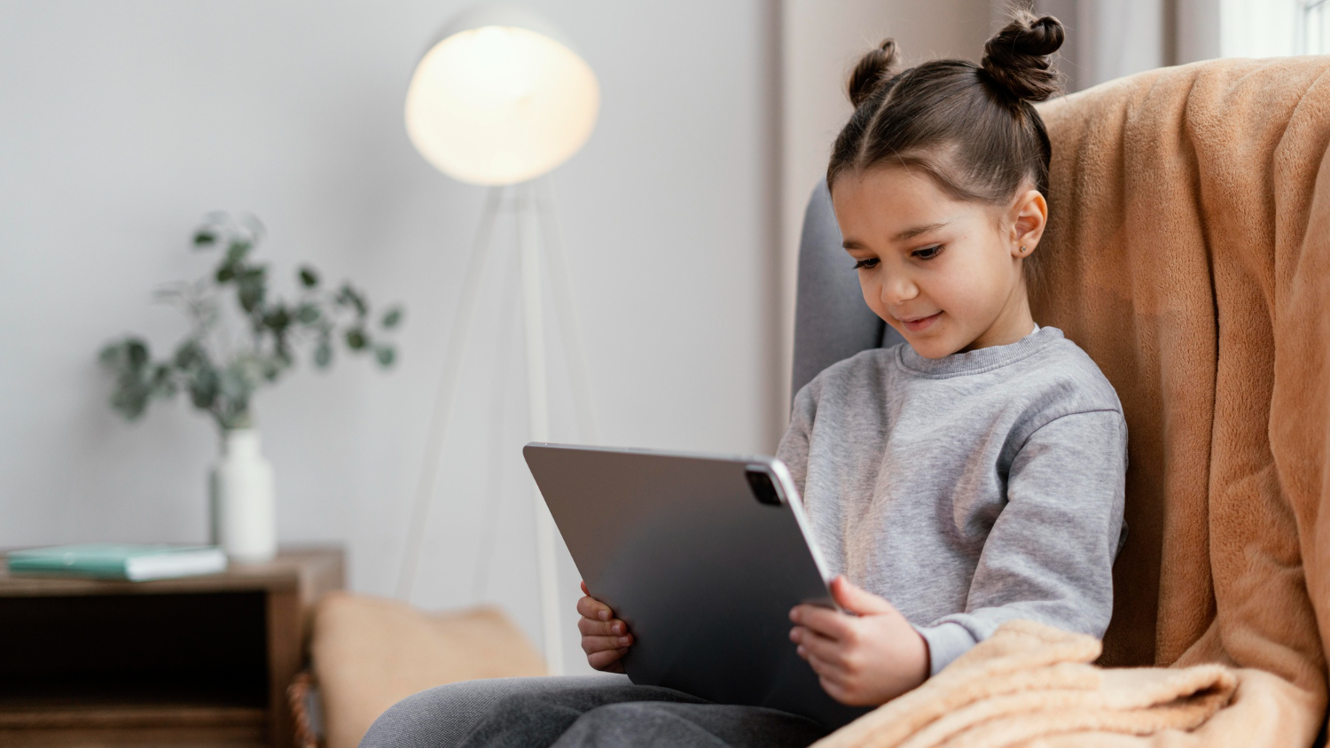 YouTube passa a ser não recomendado para menores de 16 anos; entenda o que muda para famílias