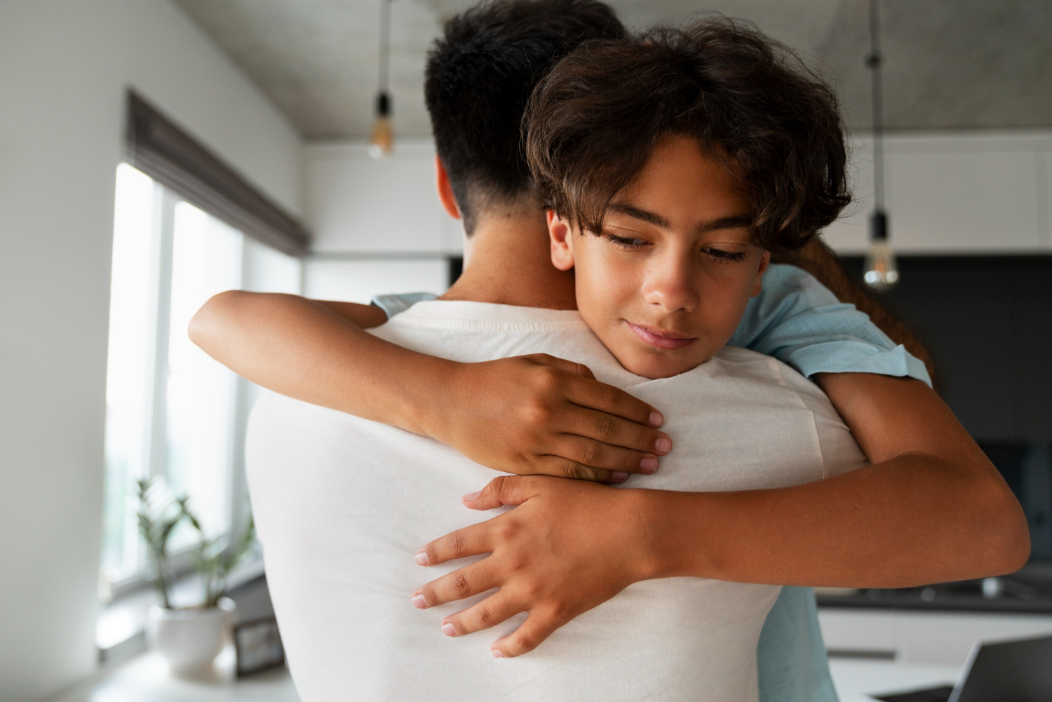 Meninos estão sofrendo por serem gentis e isso tem até nome: “discrepancy stress”