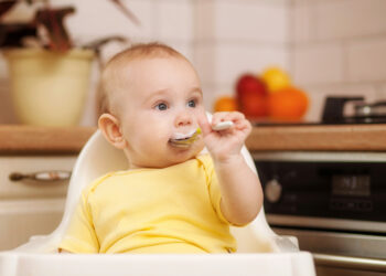 Bebê comendo
Foto: Magnific