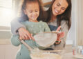 Criança cozinhando com a mãe
Foto: Magnific
