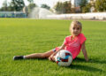 Menina no campo de futebol
Foto: Magnific