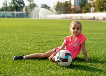 Menina no campo de futebol
Foto: Magnific