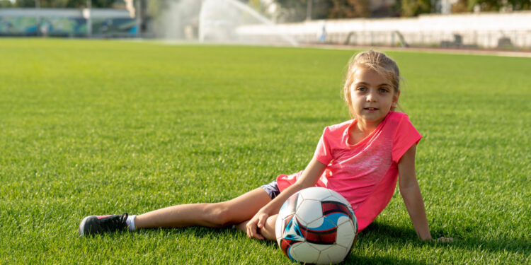 Menina no campo de futebol
Foto: Magnific