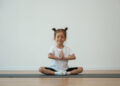 Criança fazendo yoga
Foto: Magnific