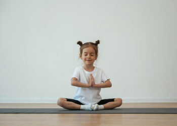 Criança fazendo yoga
Foto: Magnific
