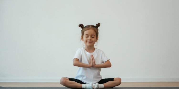 Criança fazendo yoga
Foto: Magnific