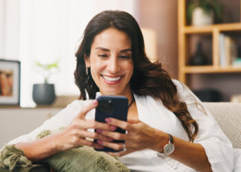 A Caru está disponível gratuitamente pelo whatsapp