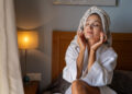 Mulher fazendo skincare
Foto: Magnific