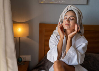 Mulher fazendo skincare
Foto: Magnific
